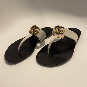 Gucci leather thong sandal with double g